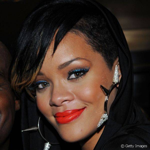 Ao contrário de várias mulheres com lábios carnudos, Rihanna não disfarça os seus com tons muito discretos: ela valoriza, utilizando tons de laranja bem abertos que chamam a atenção, como fez em um desfile em Nova York, em 2010